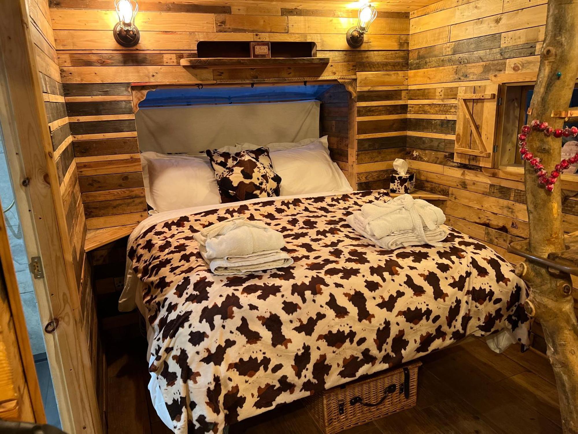 Burtree Country House, Tipi'S, Treehouse & Lodge & House Rooms With Hot Tubs In A Private Garden Thirsk Exterior photo