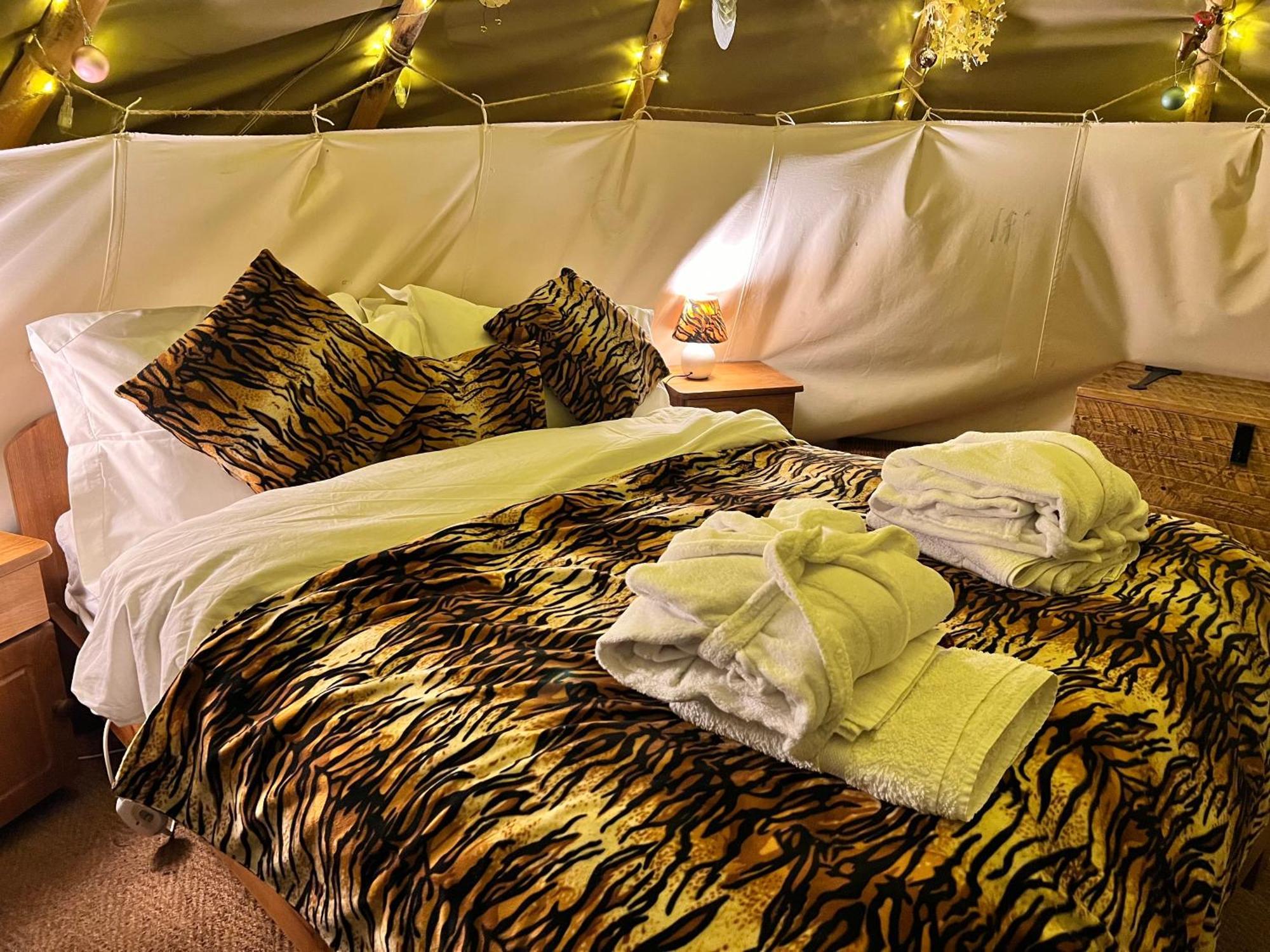 Burtree Country House, Tipi'S, Treehouse & Lodge & House Rooms With Hot Tubs In A Private Garden Thirsk Exterior photo